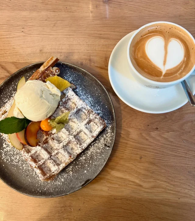 Perfekte Urig-Sonntagskombi 🧇☕️🫶🏼 #einfachurig #belgischewaffeln #caferestauranturig #denkingen #restaurantspfullendorf #regionaleküche #saisonaleküche #goodfoodgoodmood #nachmittagsjause