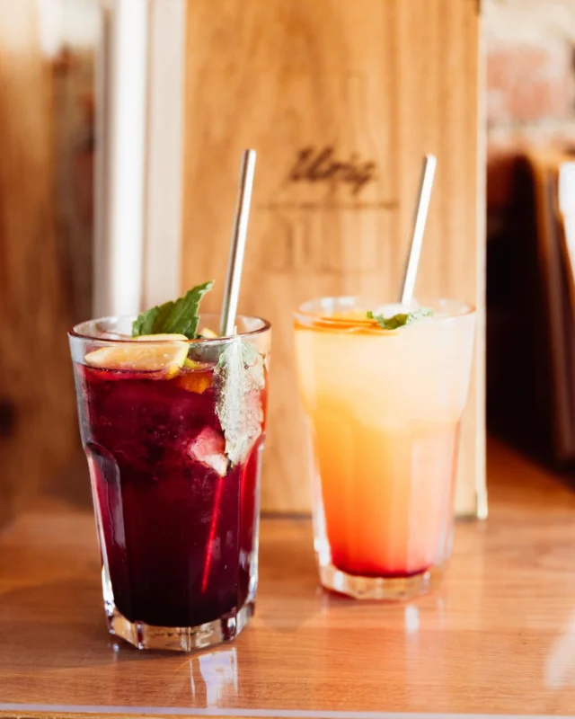 Unsere Blaubeer-Limo ist zurück 🎉 Passend zu den warmen Tagen könnt Ihr beide Limos auf unserer schönen Terrasse hinter dem Haus genießen 🍹☀️ #einfachurig #caférestauranturig #blaubeerlimo #uriglimo #sommeristda #saisonaleküche #regionaleküche